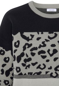 Strickpullover mit einem schwarz-hellgrauen Leopardenmuster, ausgestattet mit einem gerippten Rundhalsausschnitt und horizontalen Streifen am Saum.