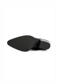Semelle de chaussure noire avec une forme pointue, surface texturée et un léger talon. Le design présente un bord lisse et une courbe subtile à l'arrière.