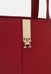 Tommy Hilfiger HERITAGE SATCHEL - Käekott - dark magma