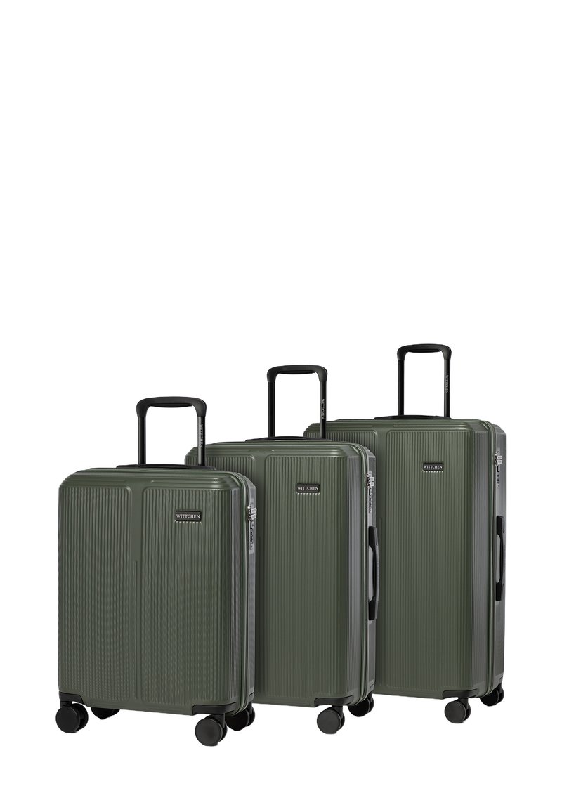 Set von drei grünen Hartschalen-Koffern mit vertikaler Rippung, schwarzen Griffen und Rädern. Mit einem Logo-Detail auf der Vorderseite.