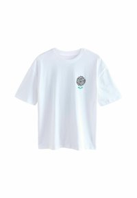 Hvid bomulds t-shirt med et svart grafisk design af et træ på venstre brystområde, med grønne accenter under billedet.