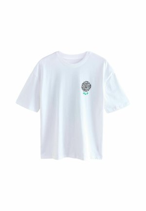 Hvid bomulds t-shirt med et svart grafisk design af et træ på venstre brystområde, med grønne accenter under billedet.