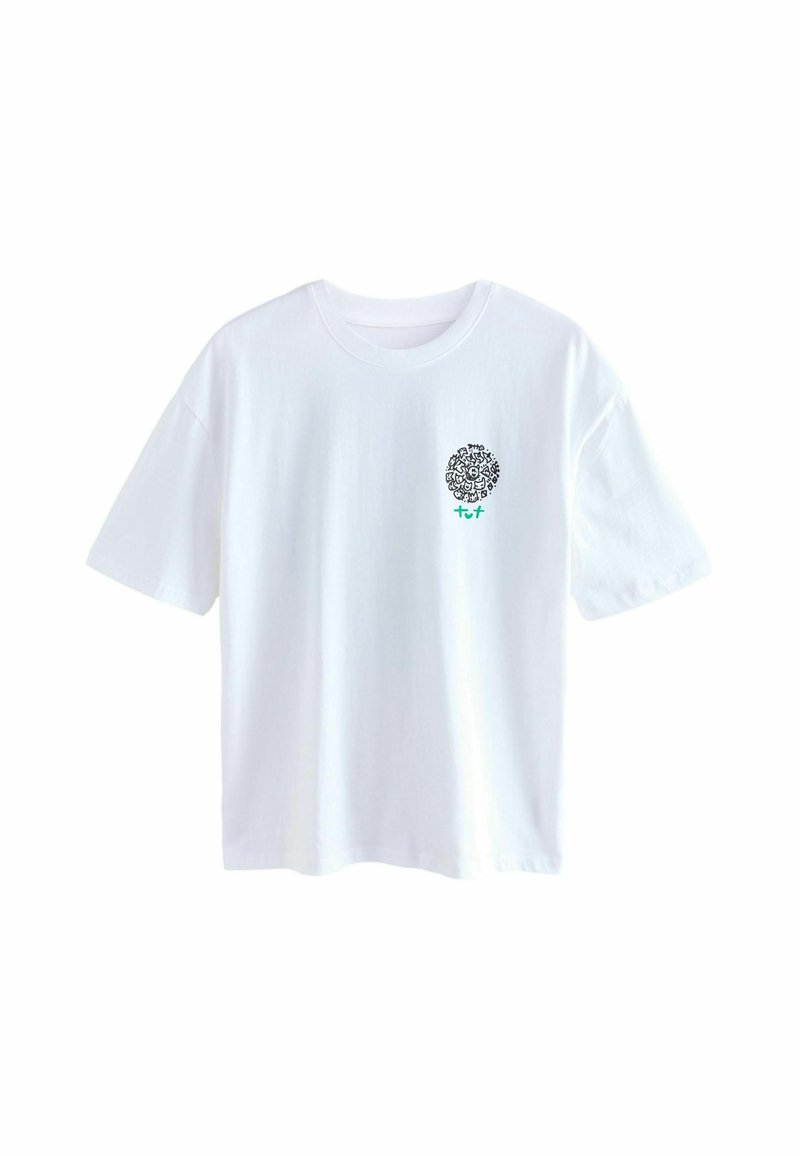 Hvid bomulds t-shirt med et svart grafisk design af et træ på venstre brystområde, med grønne accenter under billedet.
