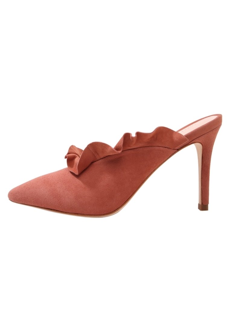 Rostfarbene Wildleder-Pumps mit hochhackigem Absatz und spitz zulaufender Zehenpartie, mit einer Rüsche entlang des oberen Randes, vor einem weißen Hintergrund.