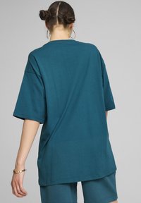 Puma BETTER CLASSICS OVERSIZED TEE - Pamata T-krekls - cold green