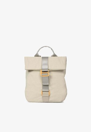Mochila de tela beige con un asa superior, solapa plegable y una correa central gris asegurada con dos hebillas naranjas.