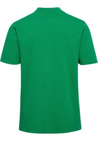 Grön kortärmad polo med klassisk krage, slät textur och en enfärgad design utan mönster eller dekorationer.