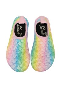 Bunte Slipper mit einem Regenbogen-Schuppenmuster in sanften Farbtönen von Rosa, Blau, Grün und Gelb. Softes Material mit einer abgerundeten Form.
