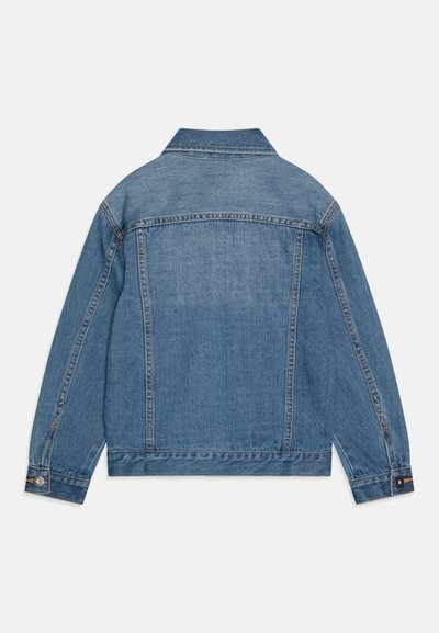 Chaqueta de mezclilla en azul claro con un cuello clásico, mangas largas y puños con botones. Cuenta con costuras visibles y un dobladillo recto.