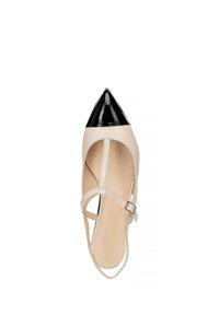 Zapato de cuero beige con punta de charol negra en forma puntiaguda, con correas cruzadas y una correa ajustable en el tobillo. Textura suave.