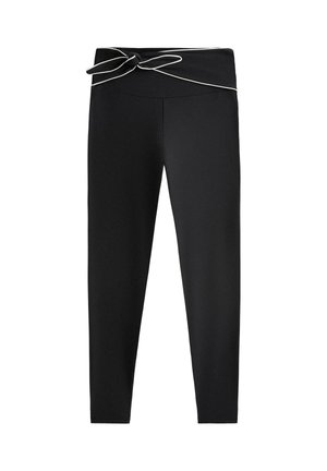 Czarne dopasowane legginsy z szerokim pasem wiązanym na kokardę, z białym przeszyciem wzdłuż krawędzi pasa.