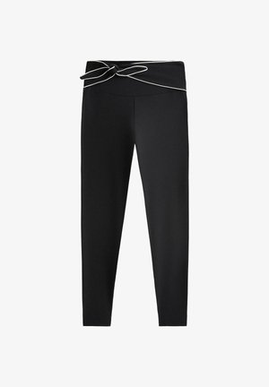 Colanți negri mulați cu o talie lată legată într-un nod, cu margine albă de-a lungul taliei.