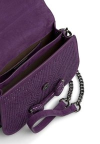 Sac à main en suède violet avec un design perforé, des accents texturés, une fermeture à rabat, une bandoulière en chaîne et des poches intérieures.
