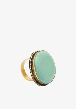 Pierścionek w kolorze złota z dużym, gładkim, owalnym turkusowym kamieniem, otoczony teksturowanym wzorem w rope i polerowaną obrączką.