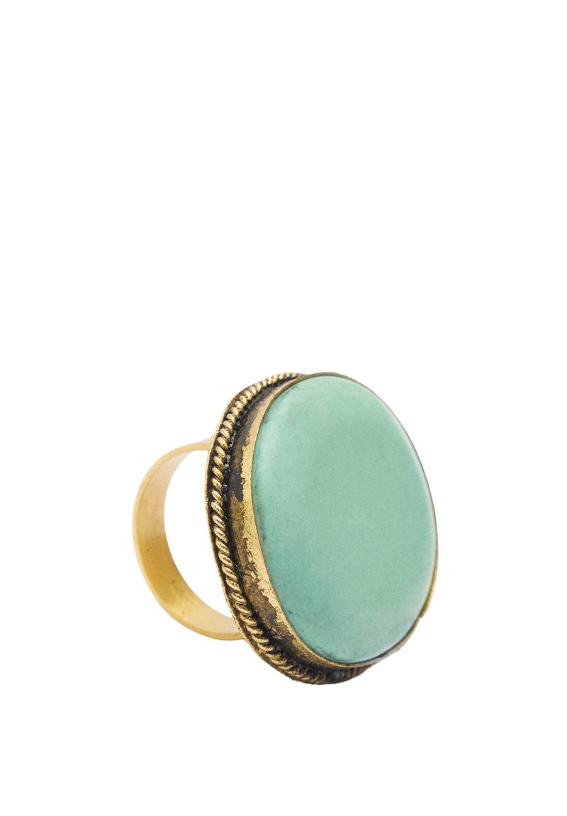 Pierścionek w kolorze złota z dużym, gładkim, owalnym turkusowym kamieniem, otoczony teksturowanym wzorem w rope i polerowaną obrączką.
