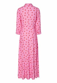 Rosa prikkete kjole med røde prikker, lange ermer, krage og flytende skjørt design, laget av lett materiale.