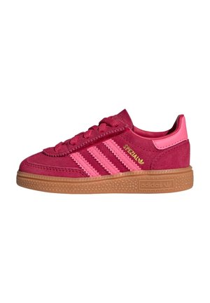 Lavprofileret Adidas-sneakers i mørk og lys pink ruskind med gummisål, med tre striber og "Spezial" i guldtekst på siden.