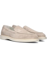 Hellebeige Wildleder-Läufer mit Steppdetails, runder Zehenform und weißer Gummisohle, die ein unkompliziertes Tragegefühl durch das Slip-On-Design bietet.