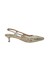 Décolleté slingback metallizzato color oro con punta appuntita, design con intagli e tacco basso a gattino, caratterizzata da un piccolo cinturino con fibbia.
