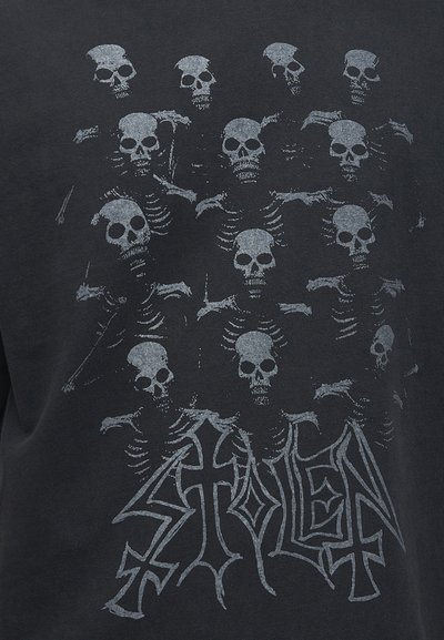 Mehrere graue Schädel und Skelette, angeordnet über dem Wort „STOLEN“ in stilisierter gotischer Schrift auf dunklem Stoffhintergrund.