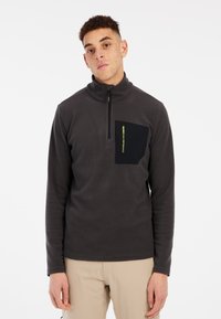 Grijze zip-up pullover van textuurstof met een zwarte zak. Bevat een rits bij de hals en een heldere logo op de zak.