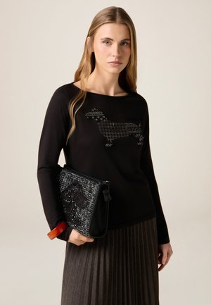 - Bluzka z długim rękawem