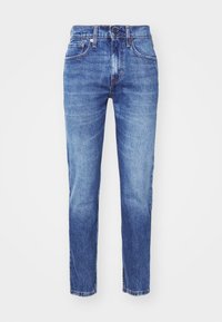 Jeans de denim en azul medio con corte recto, cinco bolsillos y cierre de botón metálico. Las áreas deslavadas acentúan la textura de la tela.