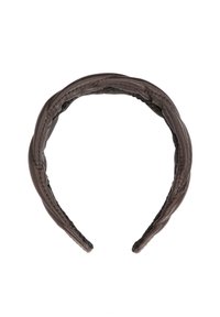 Pleteni smeđi kožni trak sa glatkom teksturom, zaobljenog oblika i šivenim detaljima. Fleksibilan dizajn za udobno prianjanje.