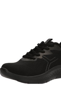 Scarpa sportiva nera con una tomaia in mesh testurizzato, lacci piatti e una suola imbottita con un motivo geometrico sul fondo.