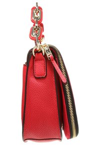 Röd läderväska med texturerad yta, guldblixtlås, sidodetalj och ett kraftigt kedjehandtag. Har svart trim för kontrast.