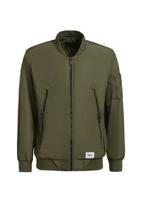 Maslinasto zelena bomber jakna s prednjim zatvaračem, dva bočna džepa i džepom na lijevoj rukavu. Izrađena od glatkog materijala s rebrastim manžetama.