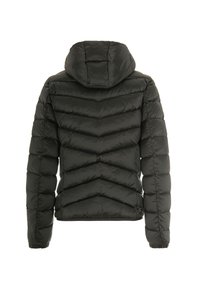 Černá zateplená bunda s kapucí, která má vzor šikmých čar, elastické manžety a cropped design. Texturovaný, lehký materiál.