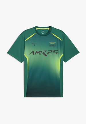 Camiseta deportiva de manga corta con degradado en verde y amarillo, con impresión "AMR25" y el logo de Puma en el pecho. Material con textura de malla.