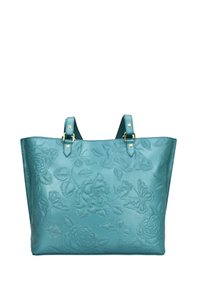 Taschen aus türkisfarbenem Leder mit geprägten Blumen- und Schmetterlingsmustern. Verfügt über zwei Schulterriemen und Akzente in goldfarbener Hardware.