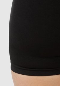 Zwarte sportshorts van glad, rekbaar materiaal. Heeft een strakke pasvorm, met een brede tailleband en textuurelementen nabij de zoom.