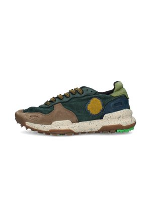 Sneaker bassa verde, marrone e blu navy con toppa circolare gialla, suola bianca maculata e lacci verdi e gialli fantasia.