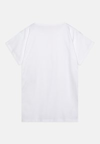 Camiseta blanca de algodón con mangas cortas, escote redondo y un diseño liso en la parte posterior. Textura suave y corte estándar. Sin logos ni patrones visibles.