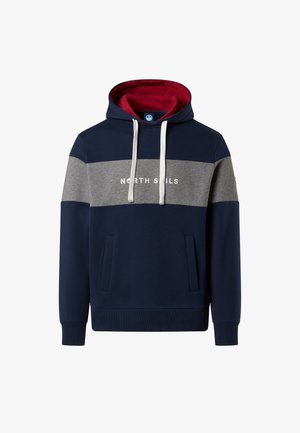 Sudadera azul marino con rayas horizontales en gris y gris claro, capucha con cordón, bolsillo frontal y el logo "NORTH SAILS" en blanco. Tejido de mezcla de algodón.