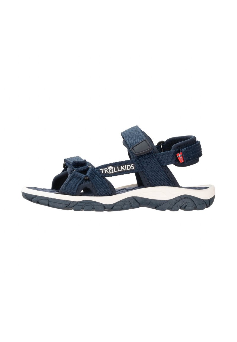 Dunkelblaue Kindersandalen mit verstellbaren geflochtenen Riemen, strukturiertem Zehenbereich, gepolsterter Innensohle und robuster gummierter Außensohle mit Traktion.