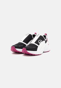 Svarta och vita slip-on sneakers med rosa sulor och dragremmar, frontdragkedjestängning och en rund logotyp på sidan.