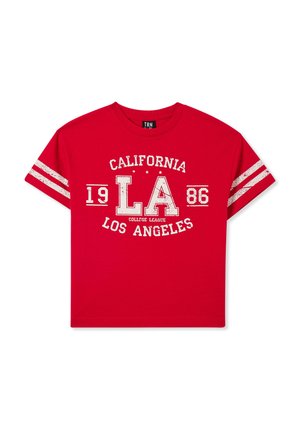 T-shirt di cotone rosso con maniche corte, caratterizzata da testo stampato bianco: "CALIFORNIA 1986 LA COLLEGE LEAGUE LOS ANGELES" e accenti a righe.