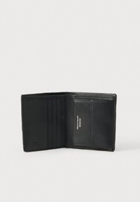 Čierna kožená peňaženka s viacerými priehradkami na karty, priestorom na bankovky a reliéfnym logom. Hladká textúra, jednoduchý dizajn.