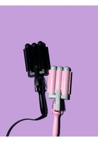 Twee haar krultangen: één zwart met vier cilindrische vaten, en één roze met drie vaten en een grijze detail, beiden met snoerhandvatten.