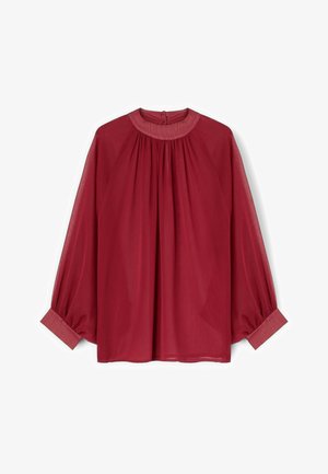 Blusa rossa a maniche lunghe con gioga raccolto, scollo rotondo, chiusura con bottoni sul retro e vestibilità ampia con maniche con risvolto.