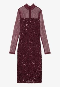 Abito bordeaux con paillettes, maniche lunghe in tulle, colletto alto e silhouette aderente. Presenta una superficie texturizzata e un motivo decorativo, oltre a una chiusura con zip.