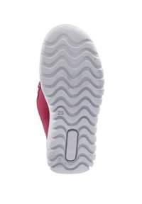 Semelle de chaussure avec une base en caoutchouc blanc texturé, présentant un motif de bande de roulement ondulé et une bordure supérieure en tissu rouge. Taille indiquée : 28.