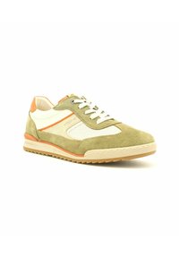 Sneaker verde in suede con pannelli in rete bianca, accenti arancioni e suola in gomma beige. Presenta lacci e un design testurizzato.