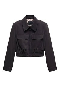 Veste courte en tissu noir, dotée d'une fermeture éclair frontale, d'un col pointu, de deux poches poitrine et d'un ourlet élastiqué froncé. Manches longues avec poignets.