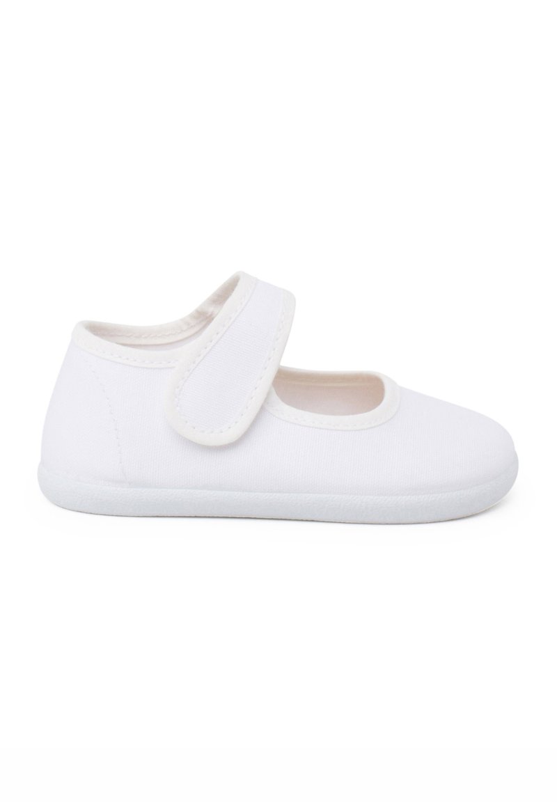 Weißer Canvas-Schuh mit glatter Textur, gerundetem Zehenbereich und verstellbarem Klettverschlussriemen an der Seite. Dicke weiße Gummisohle für Unterstützung.