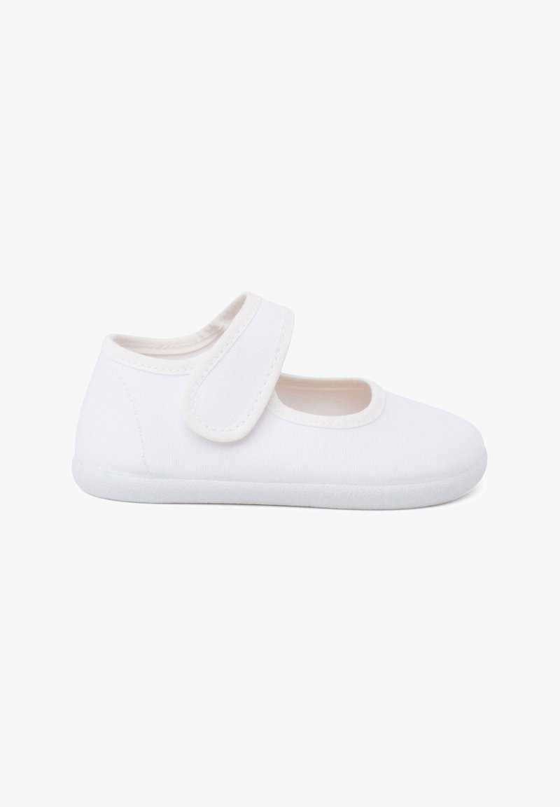 Weißer Canvas-Schuh mit glatter Textur, gerundetem Zehenbereich und verstellbarem Klettverschlussriemen an der Seite. Dicke weiße Gummisohle für Unterstützung.